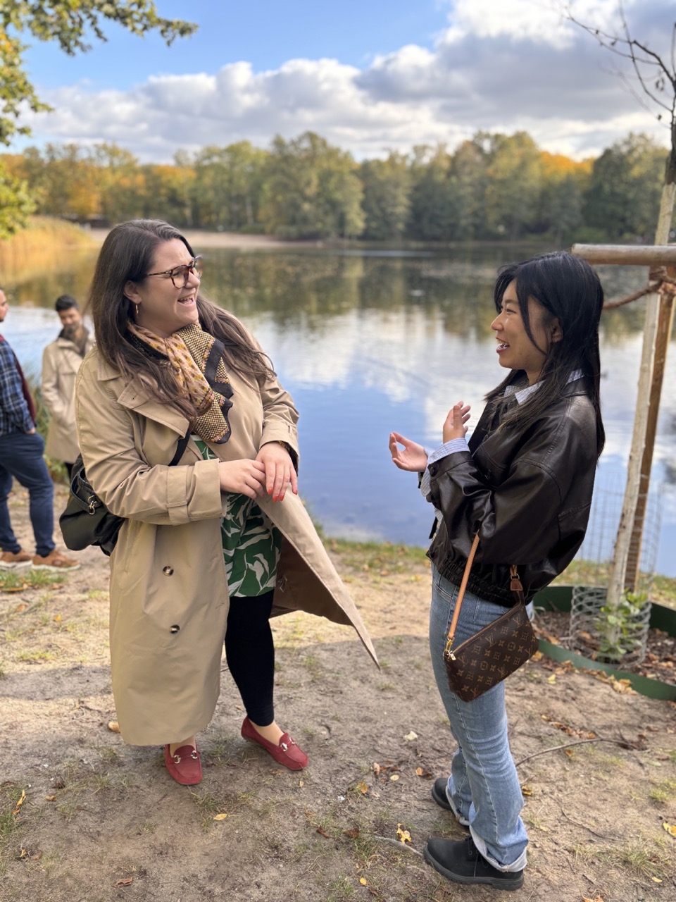 Two members talking by the lake at Jungfernheide